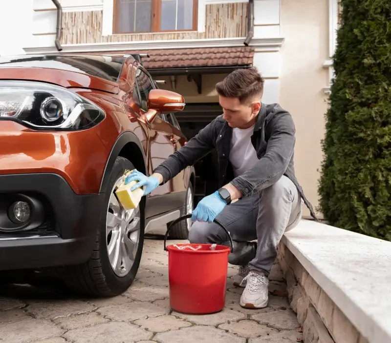 Lavage auto à domicile Cambieure : professionnel intervenant sur un véhicule